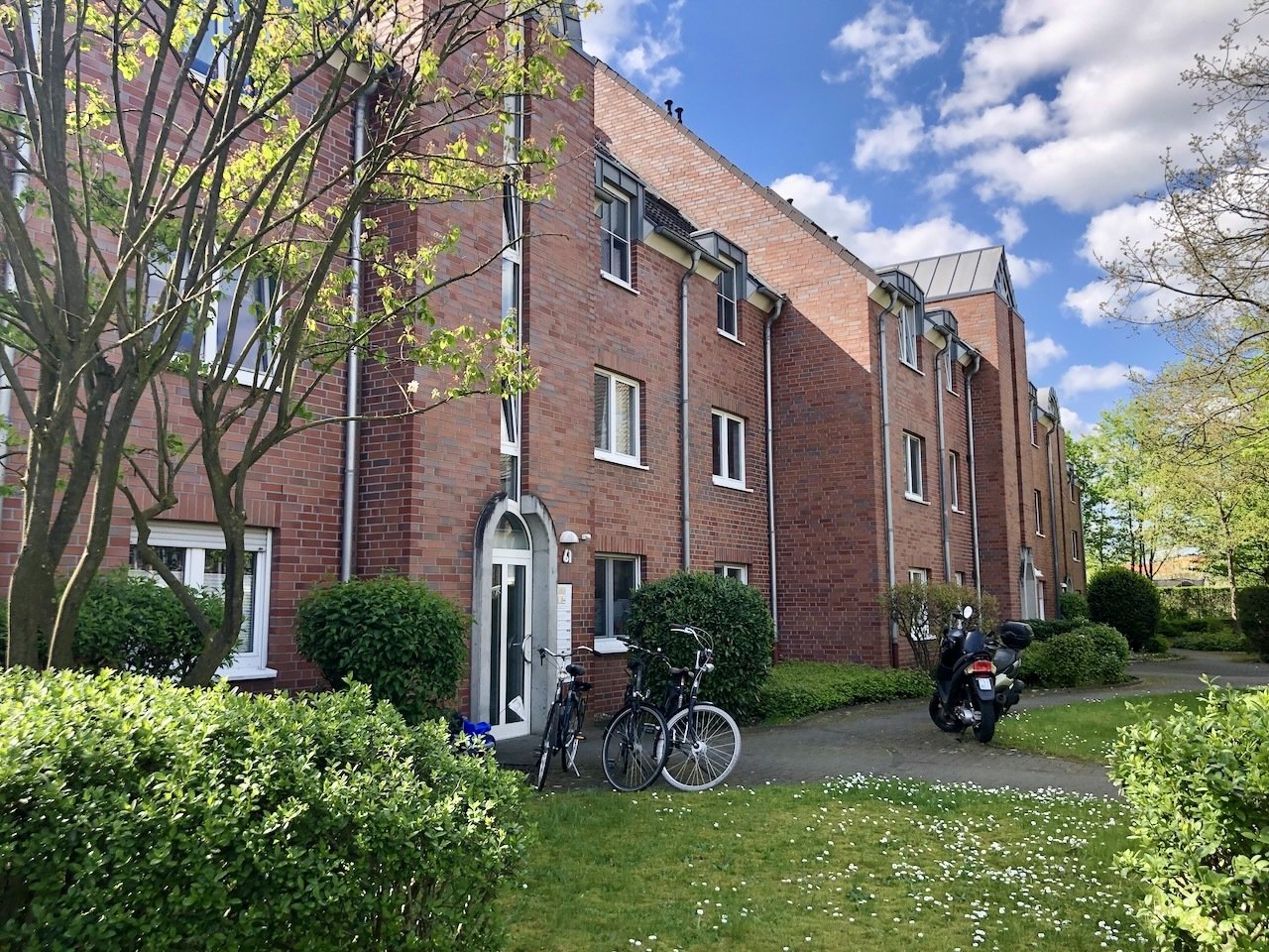 In gepflegter Wohnanlage mit Tiefgaragenstellplatz und Loggia