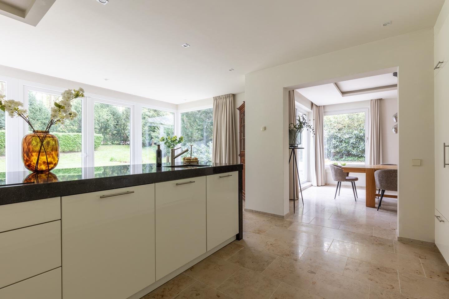 Bezugsfertig sanierte Villa am Waldrand in Toplage