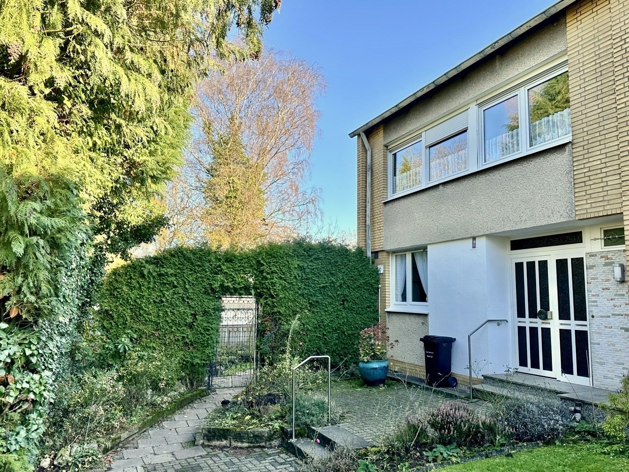 Für junge Familie: Reihenendhaus plus Neubaupotenzial auf Sonnengrundstück