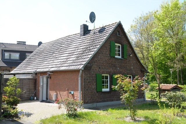 Kleine Doppelhaushälfte mit über 2000 m2 Gartengrundstück