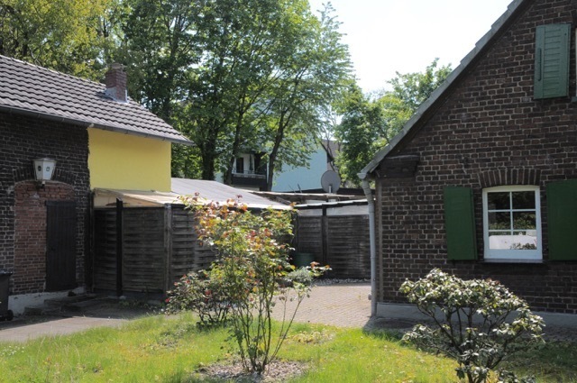 Kleine Doppelhaushälfte mit über 2000 m2 Gartengrundstück