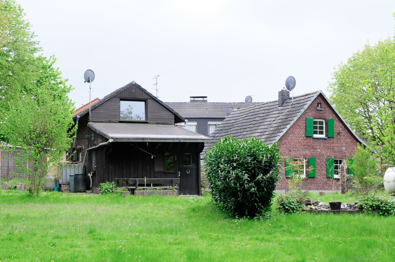 Kleine Doppelhaushälfte mit über 2000 m2 Gartengrundstück