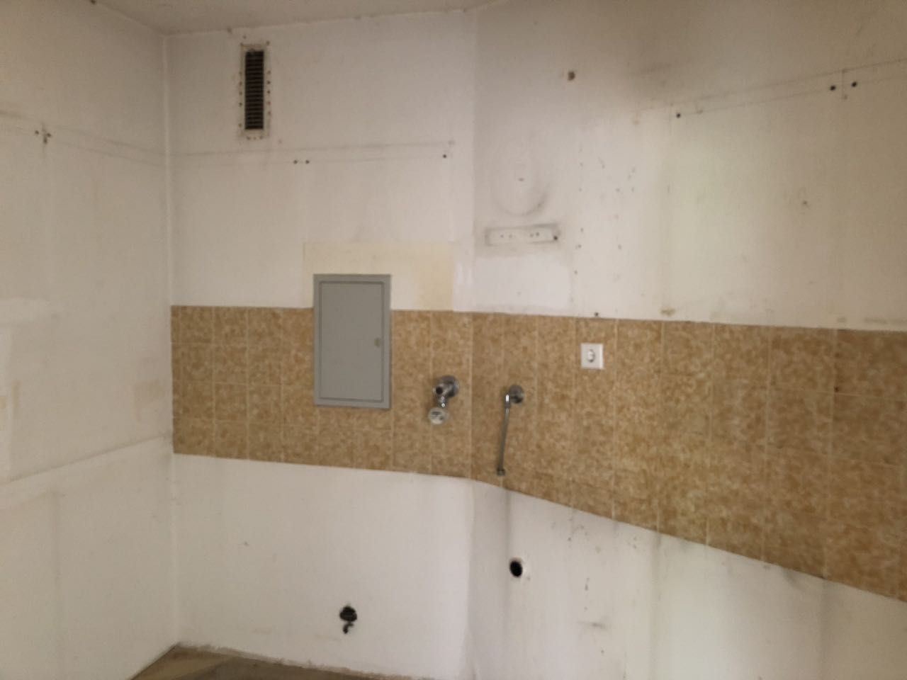 Dreizimmerwohnung am Nachbarsberg zur Renovierung vorbereitet