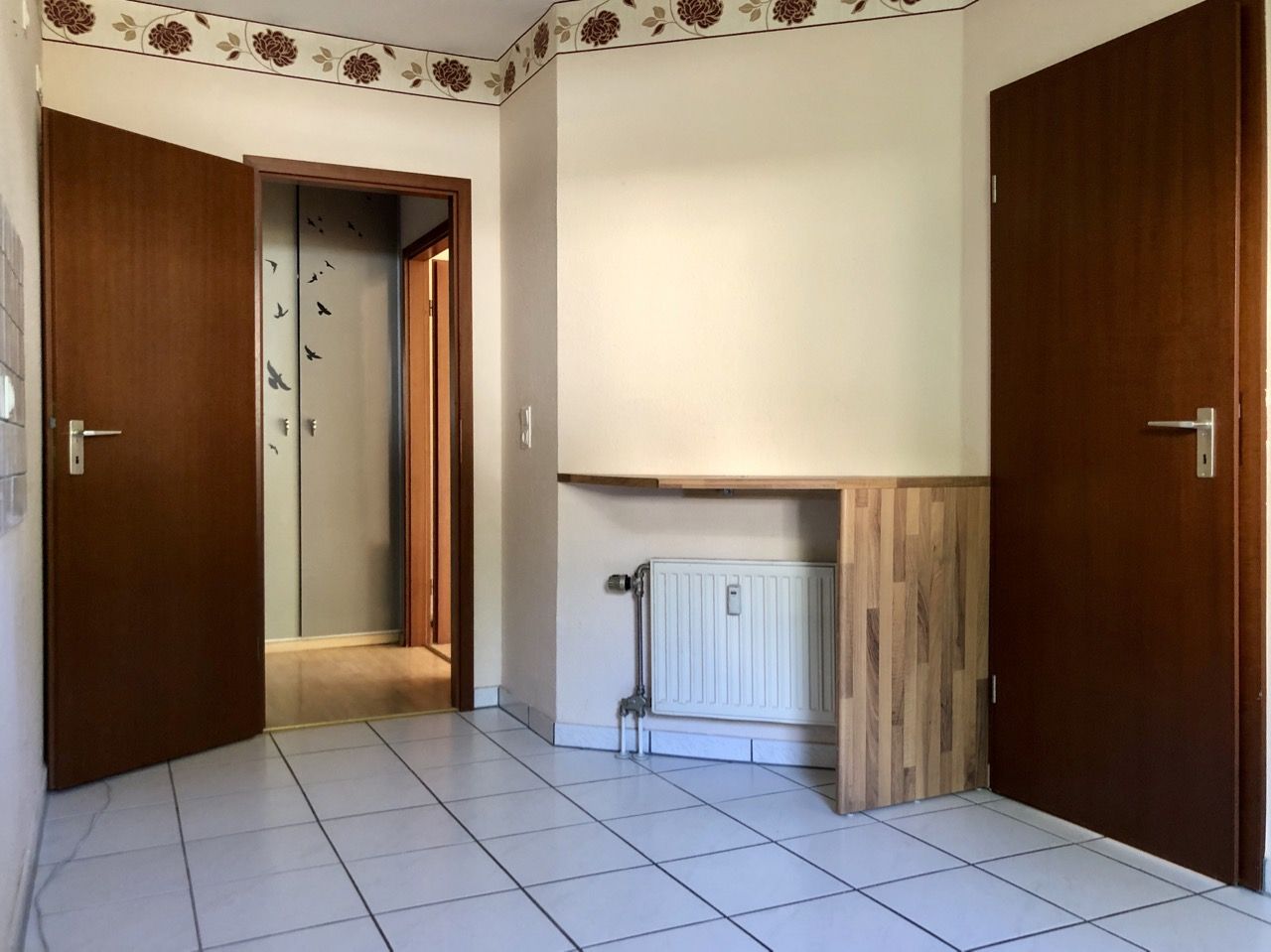 Nur 850 m bis zum Konrad-Adenauer-Platz - mit Balkon, Stellplatz, in ruhiger Sackgasse