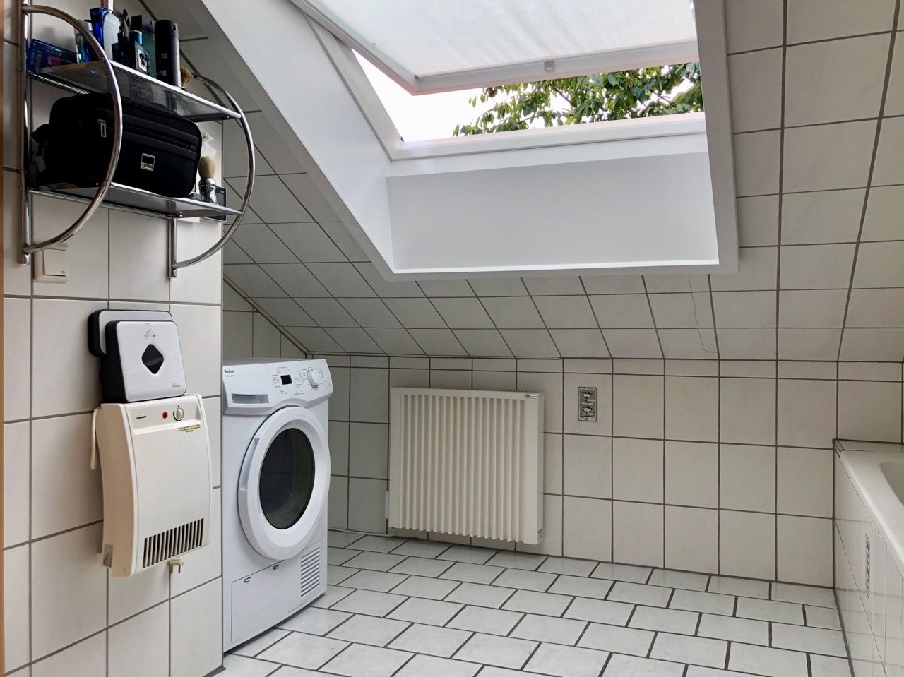 Lofthouse im Hof mit ausgebautem Sheddachgeschoss