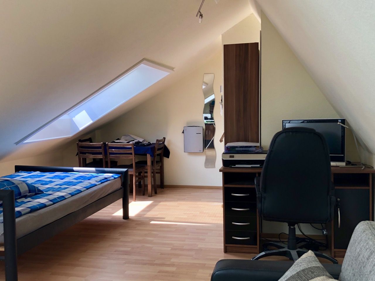 Lofthouse im Hof mit ausgebautem Sheddachgeschoss