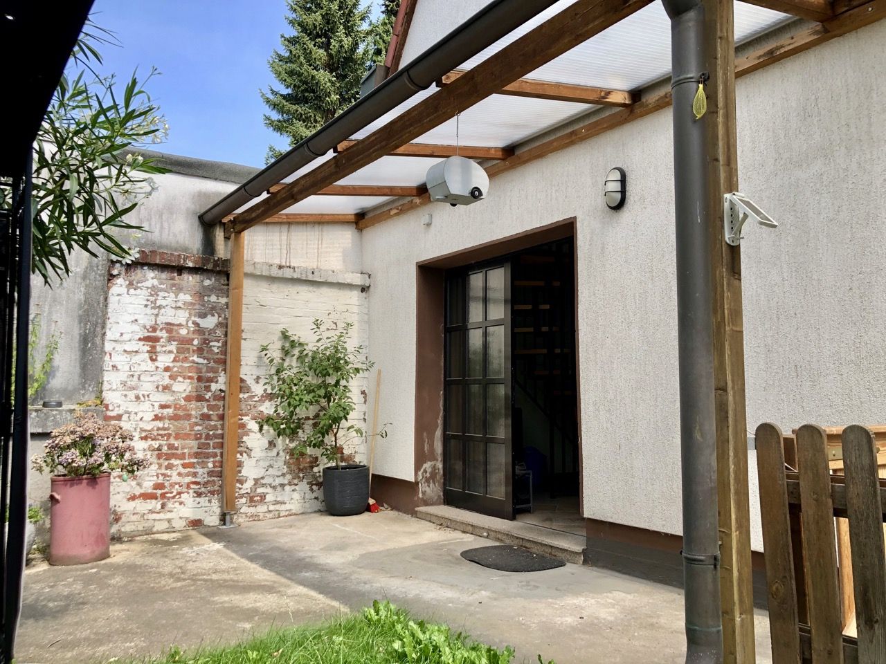 Lofthouse im Hof mit ausgebautem Sheddachgeschoss