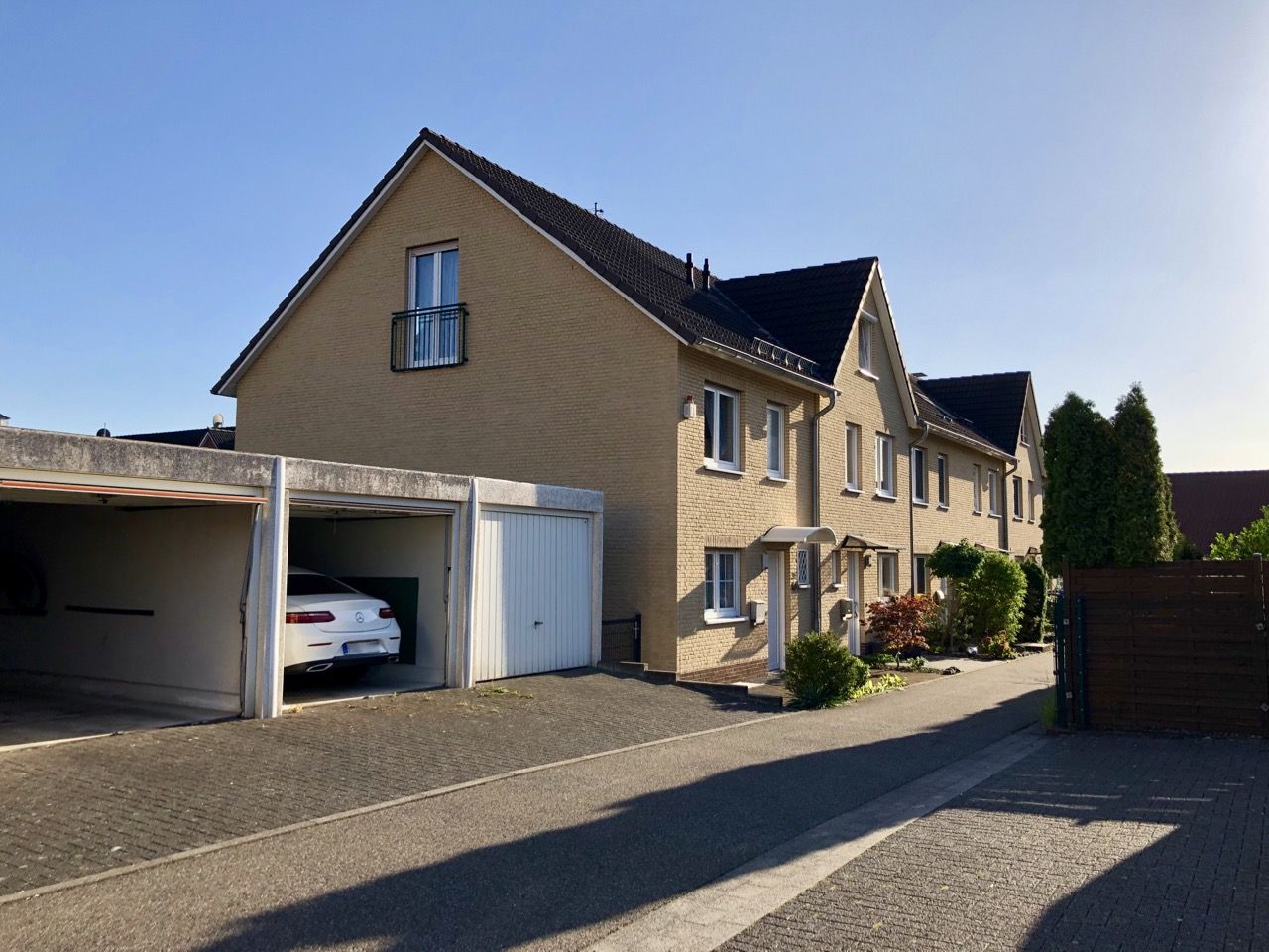 Familienfreundliches, tolles Reiheneckhaus mit Garage und Studio im Dachgeschoss