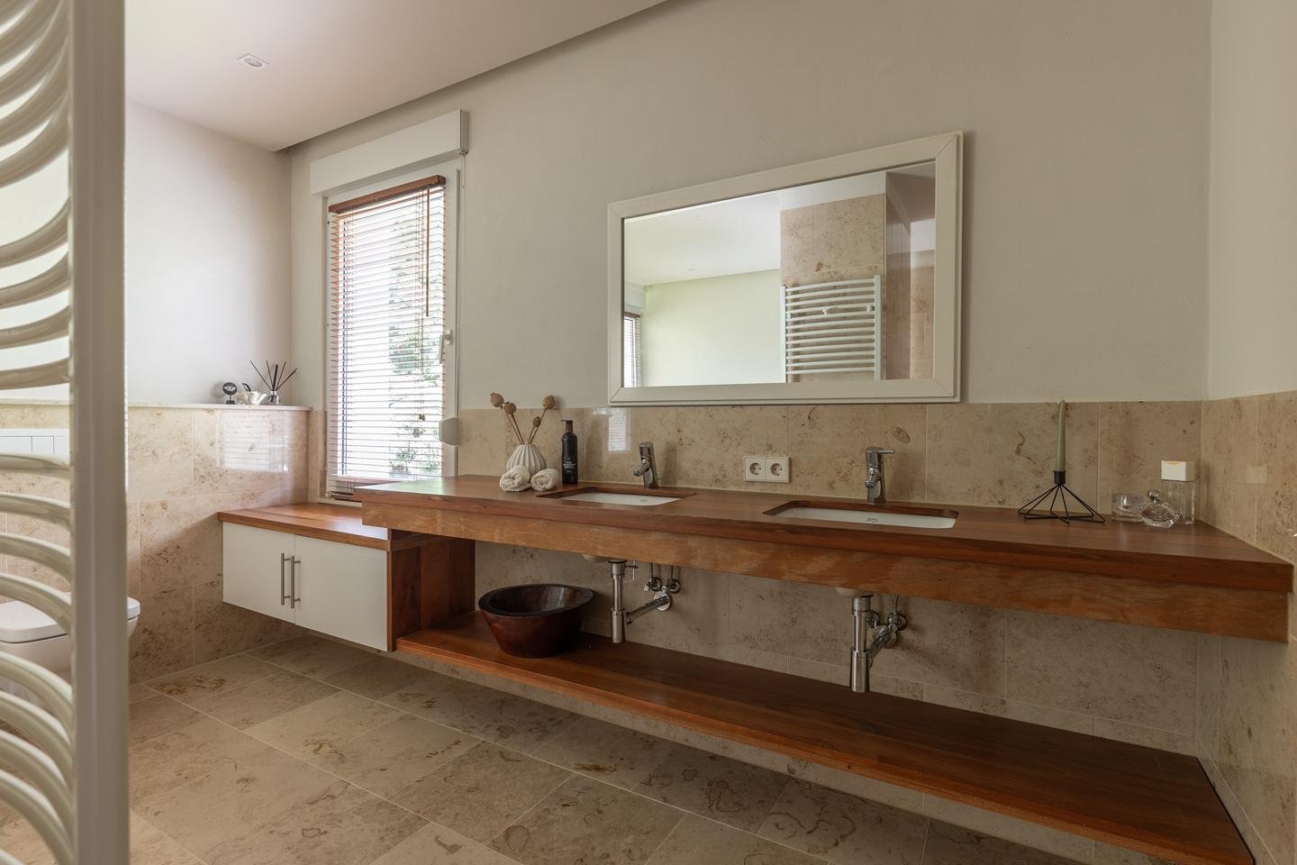 Hauptbad mit Wanne und Dusche im OG