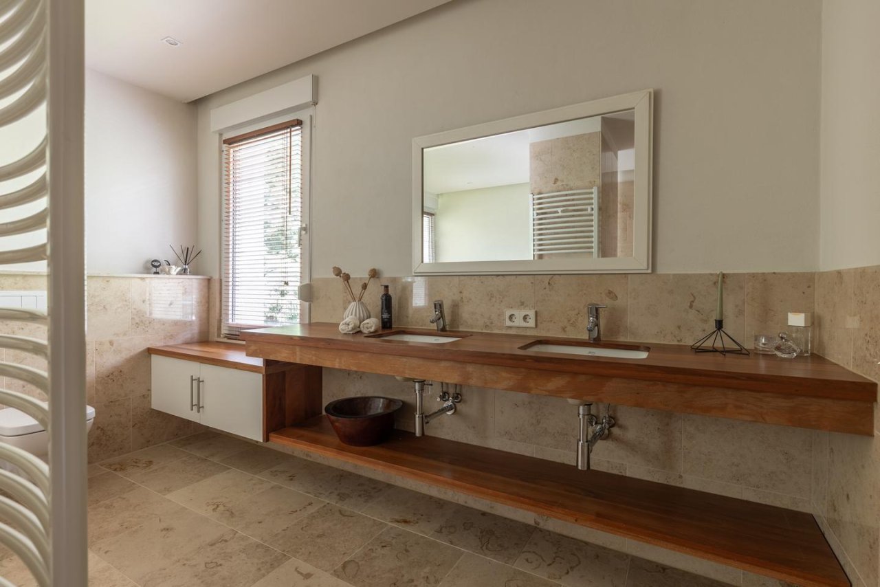 Hauptbad mit Wanne und Dusche im OG