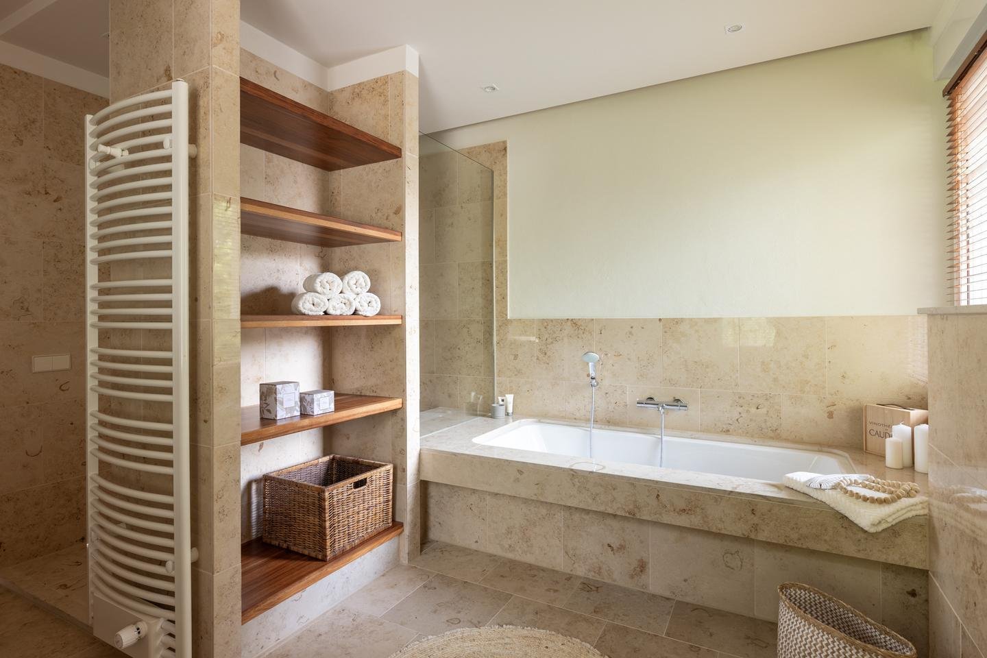 Hauptbad mit Wanne und Dusche im OG