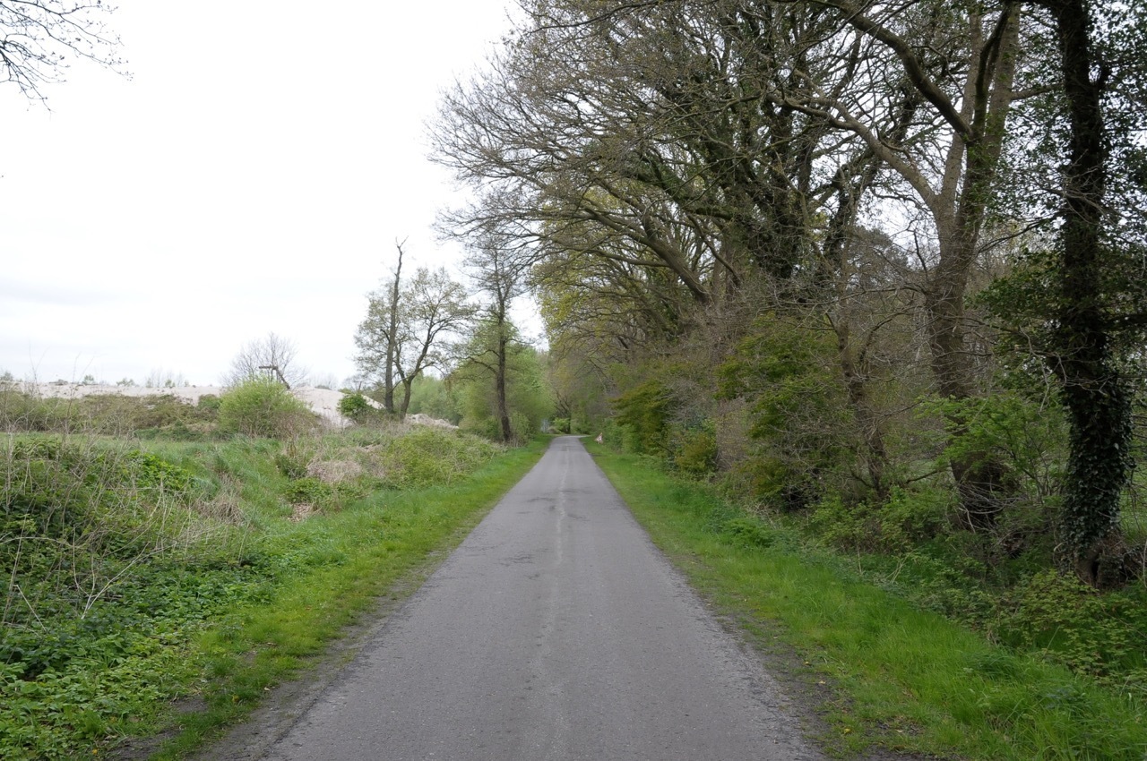 Straße entlang Grundstück Wes